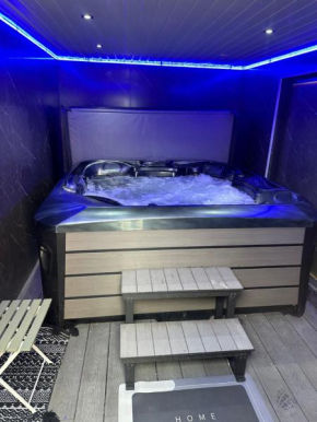 Hot tub hideaway